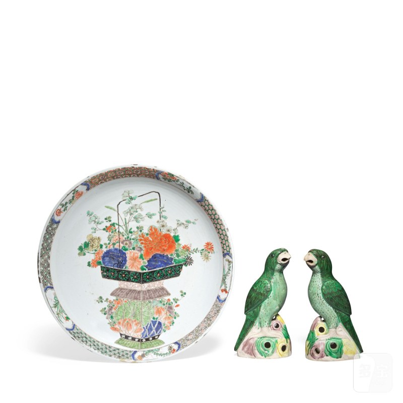 清康熙 五彩花籃圖盤及素三彩鸚鵡一對 | A FAMILLE VERTE 'FLOWER BASKET' DISH AND A PAIR OF BISCUIT MODELS OF PARROTS - 图4